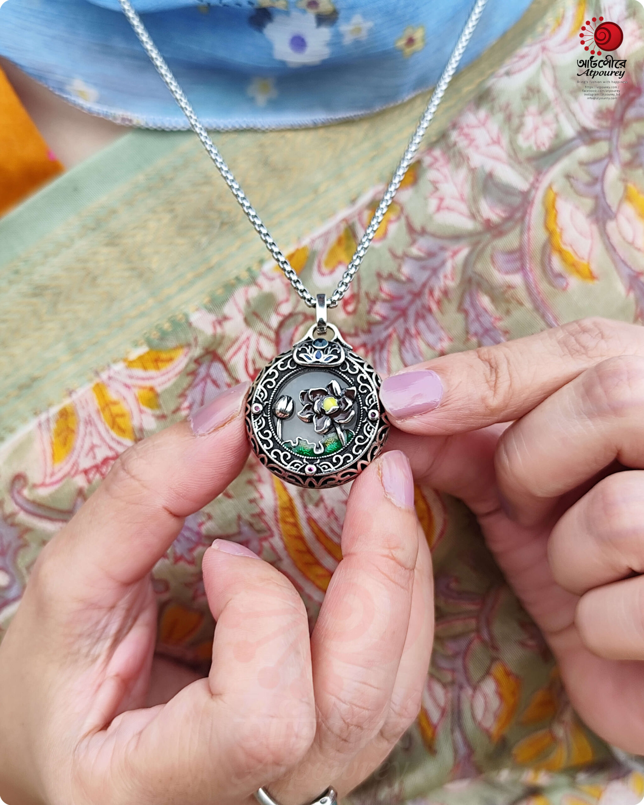 Neckpiece lovers- with beautiful enamel work. - Image 6